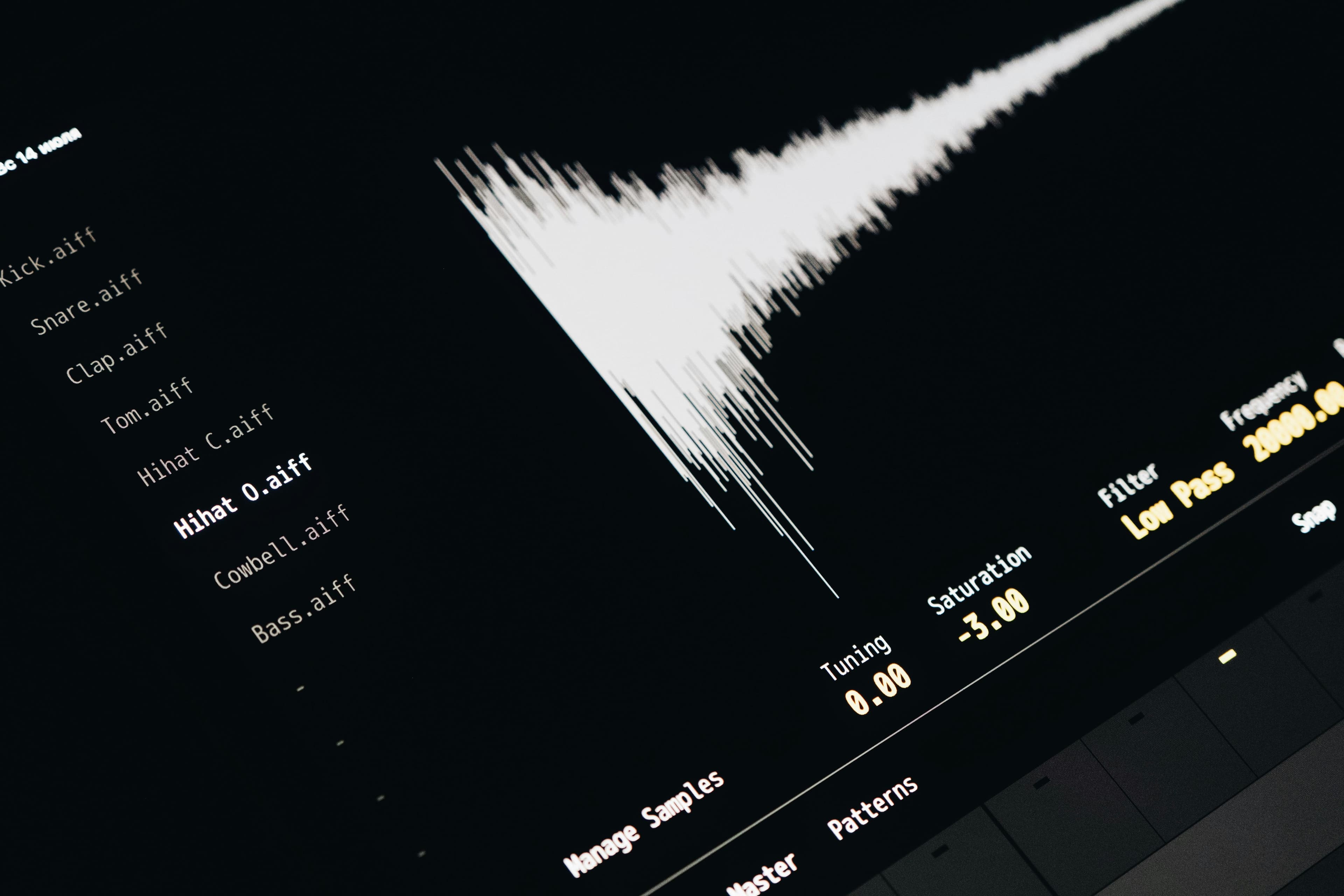 Waveform interface on a screen representing voice and audio signal analysis.